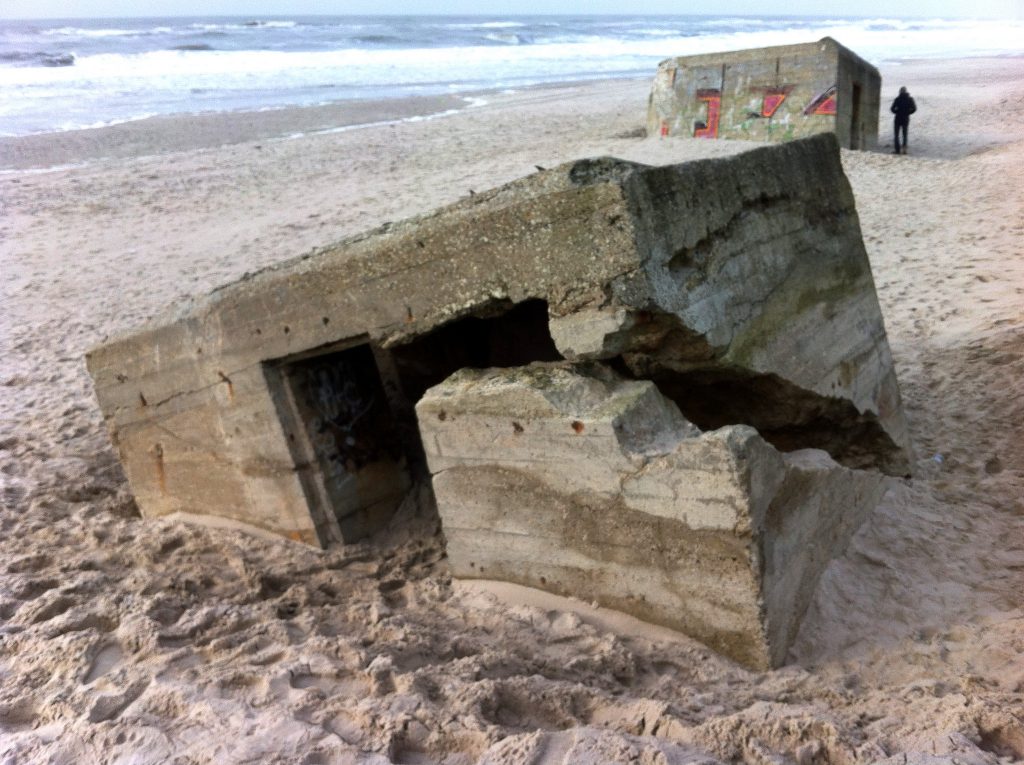 Knæk! De nu eksponerede betonbunkers indbyder til udforskning, klatring og en tanke tilbage på andre tider i Danmark.