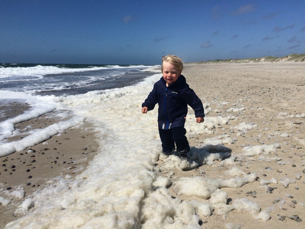Her er et eksempel på, at stranden kan være helt anderledes vild - også om sommeren. Skummet fra de vilde bølger flyver ind over stranden i juni 2015.